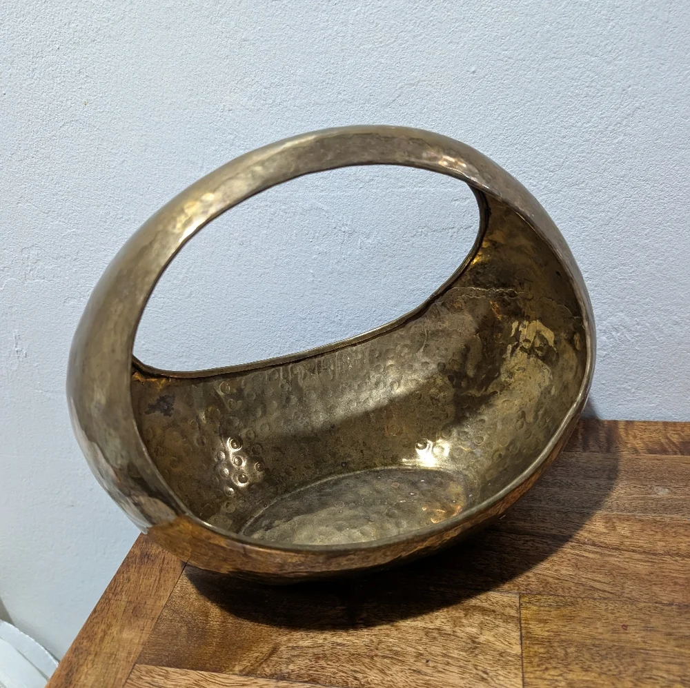 Vtg Mid Century Brutalist Hand Hammered Forged Solid Brass Handled Basket MCM‎